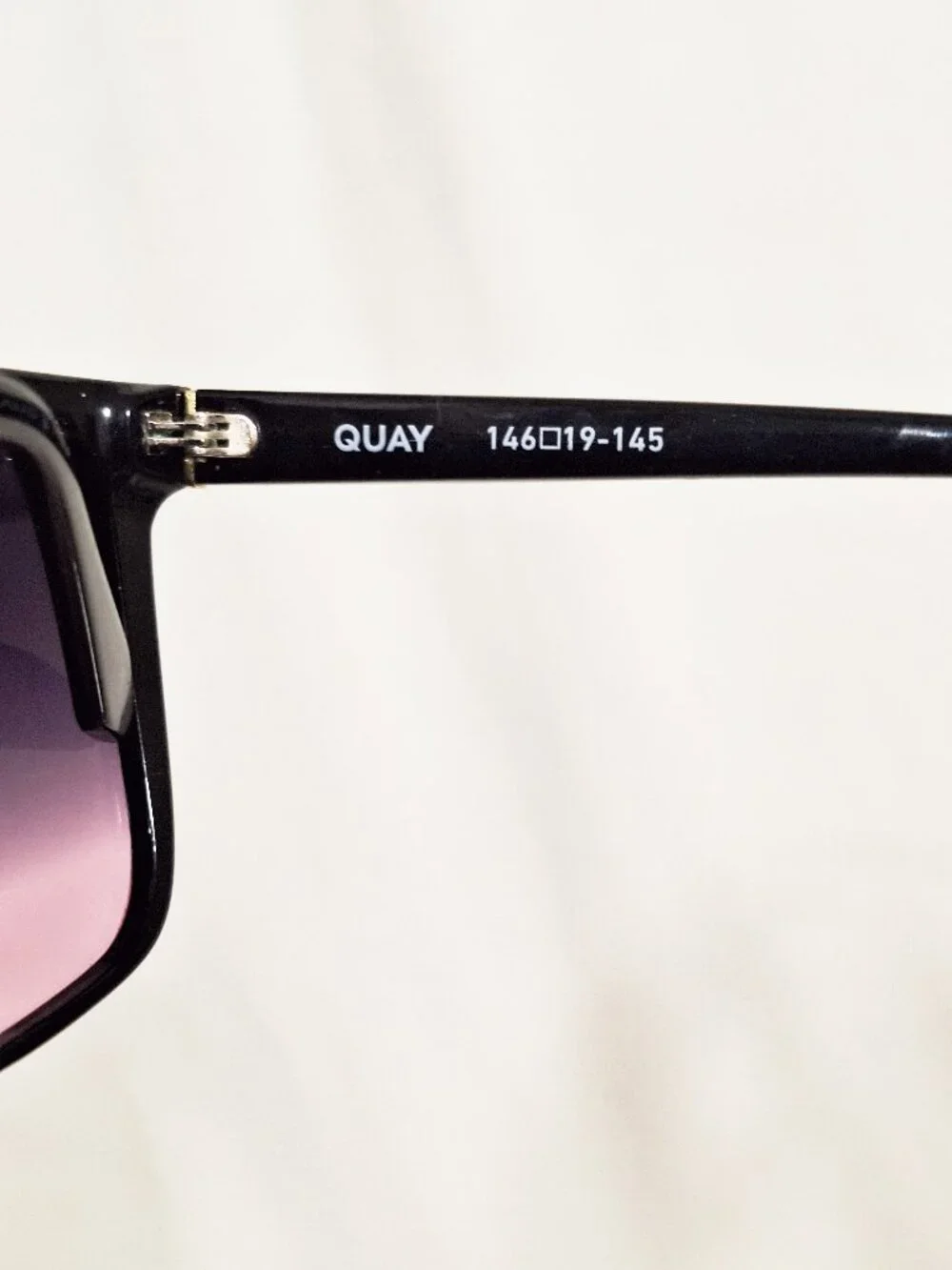 Quay Shield Sunglasses NIGHTFALL Oversized Polarized 1212 Black/pink lenses